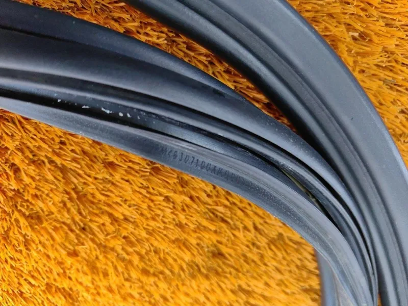 Уплотнитель багажника