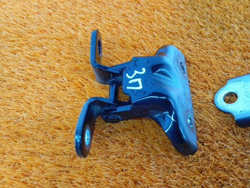 Петля двери