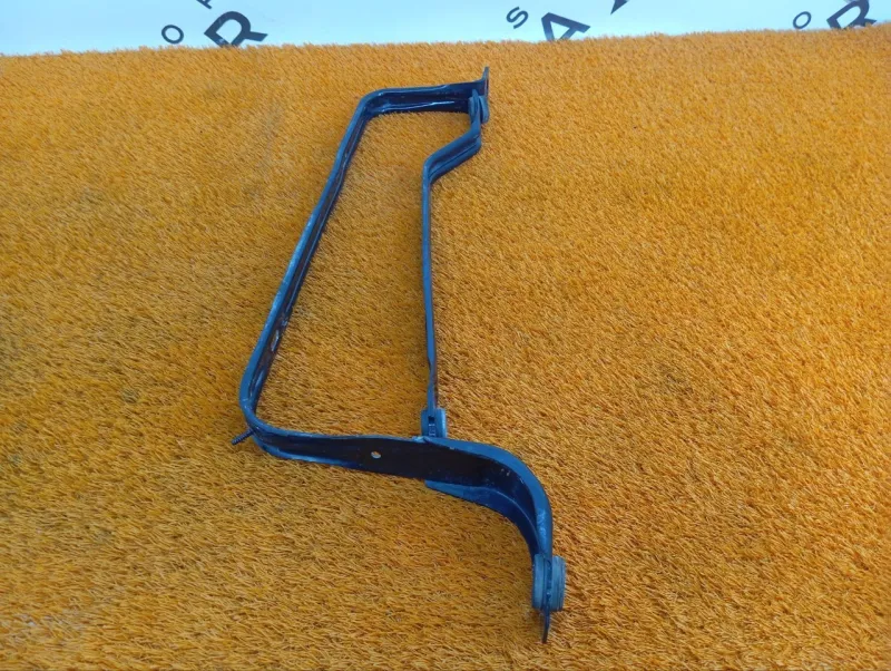 Крепление топливного бака