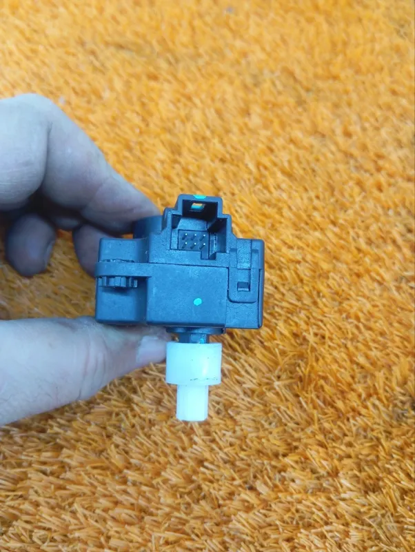 Сервопривод заслонок печки