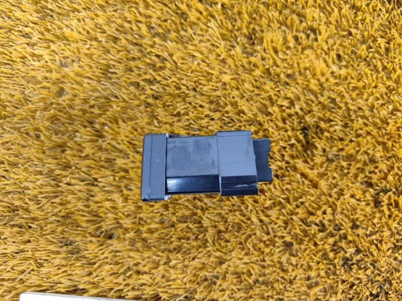 Кнопка стояночного тормоза