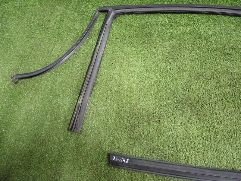 Уплотнитель стекла двери