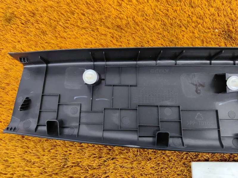 Накладка крышки багажника