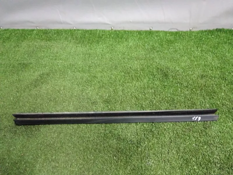 Направляющая стекла двери