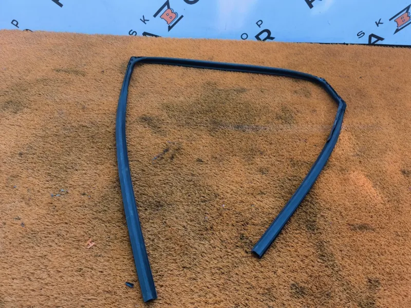 Уплотнитель стекла двери