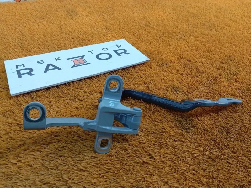 Петля двери багажника