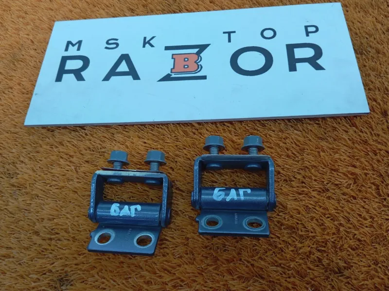 Петля двери багажника