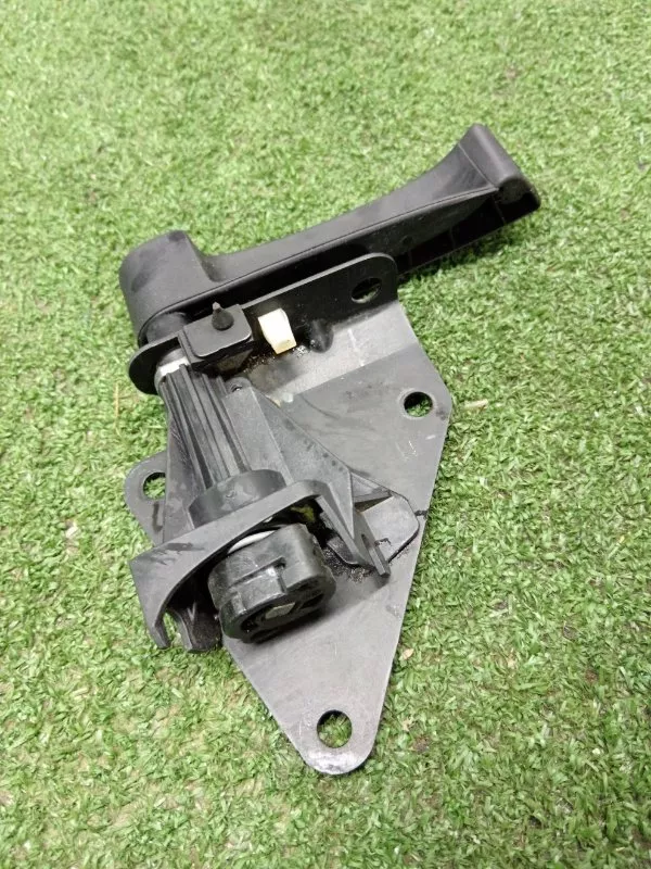 Привод замка двери багажника