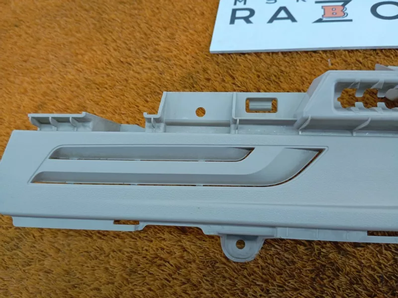 Направляющая шторки багажника