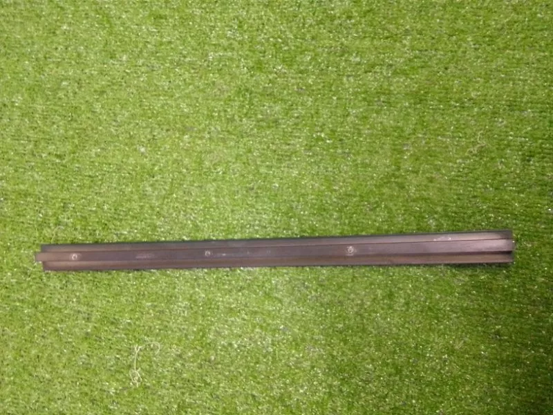 Направляющая стекла двери