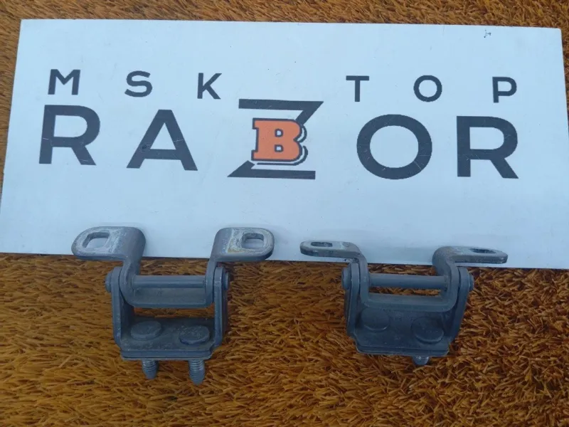 Петля двери багажника