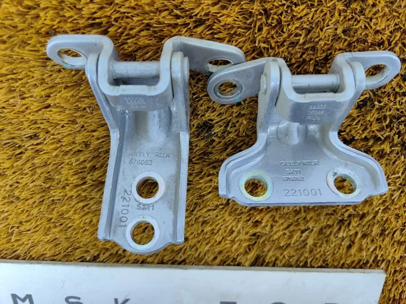 Петля двери