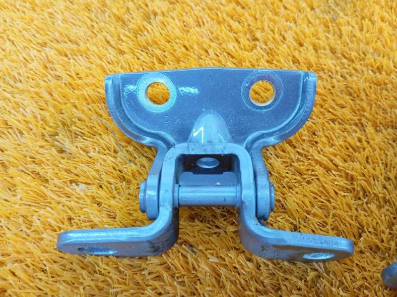 Петля двери