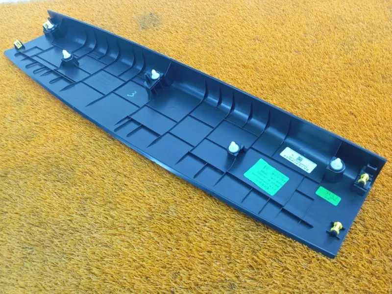 Обшивка двери багажника