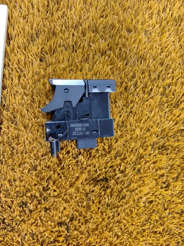 Кнопка стояночного тормоза