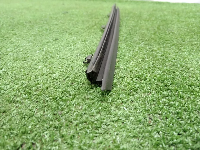 Направляющая стекла двери