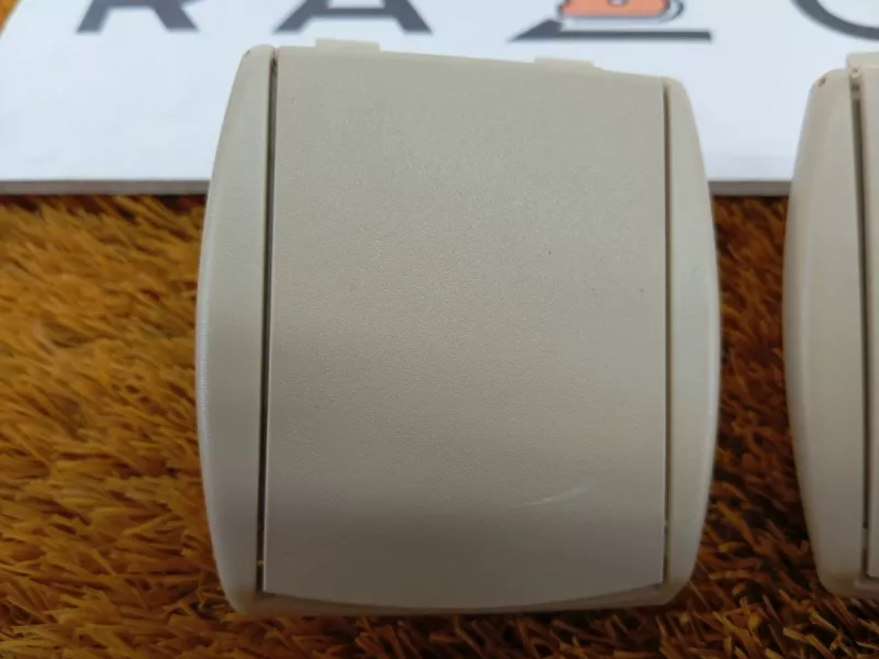 Кронштейн шторки багажника