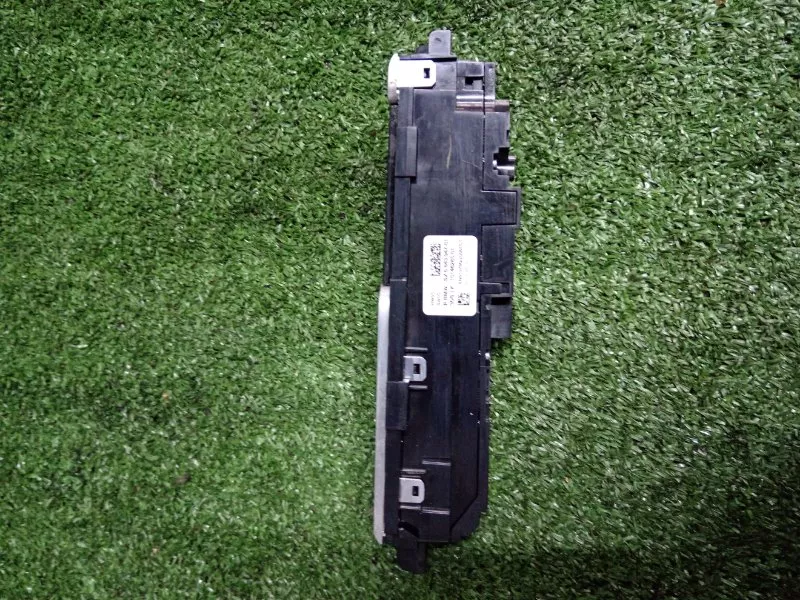 Панель управления в центральной консоли