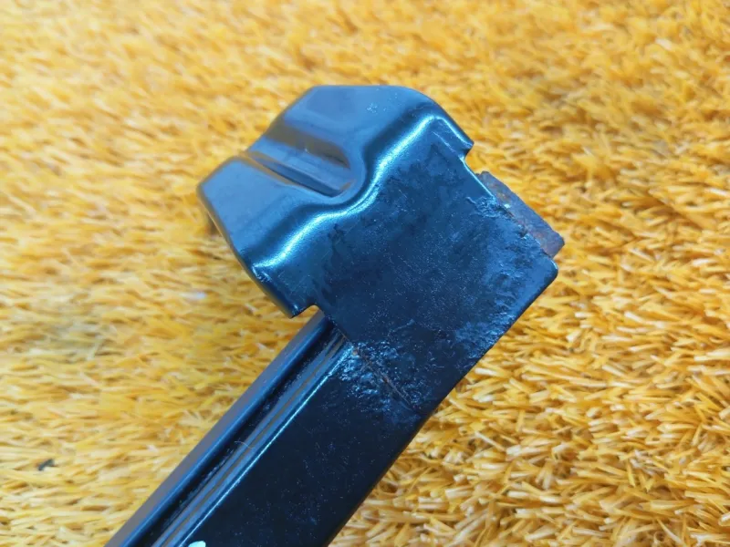 Направляющая стекла двери