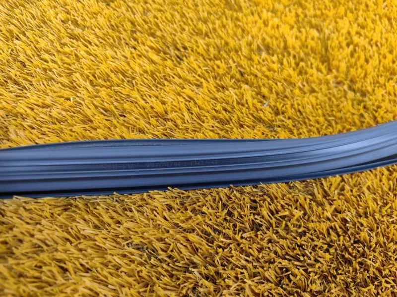 Уплотнитель стекла двери