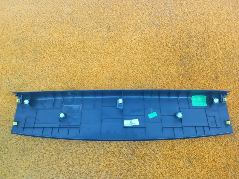 Обшивка двери багажника