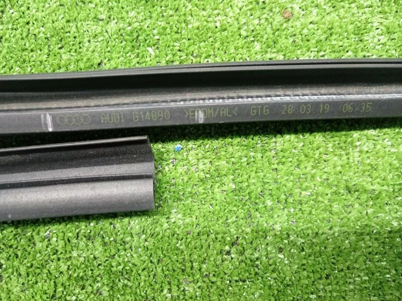 Уплотнитель стекла двери