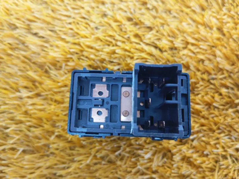 Кнопка стеклоподъемника