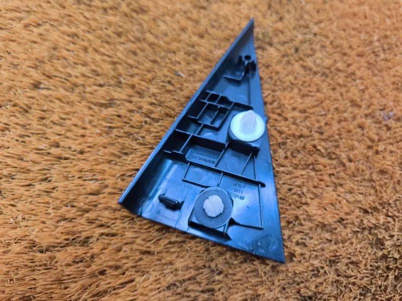 Уголок двери