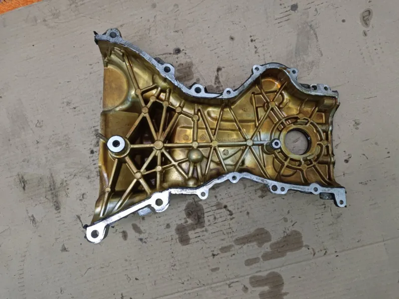 Крышка двигателя передняя