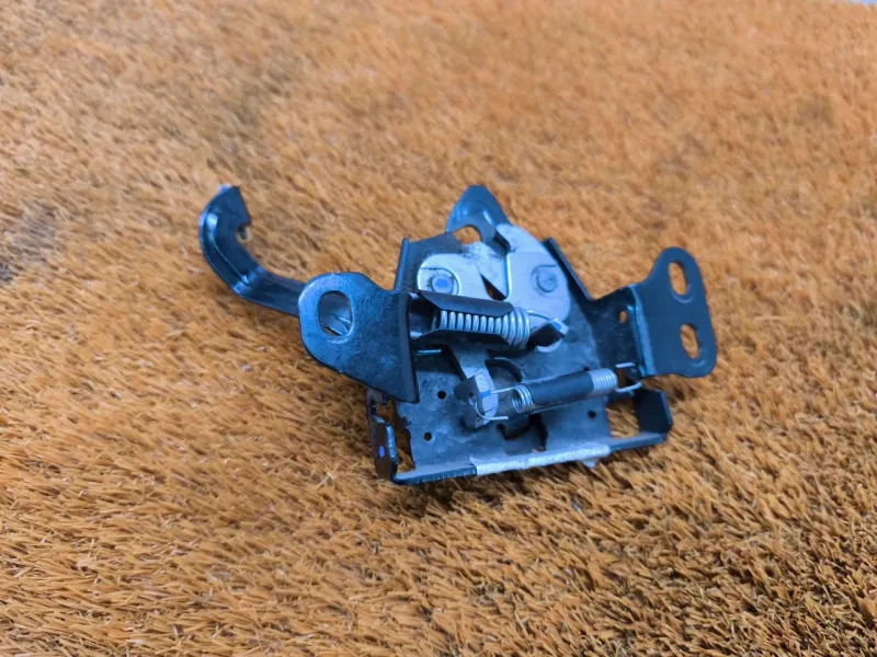 Замок капота