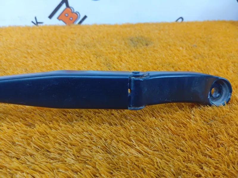 Поводок стеклоочистителя лобового стекла