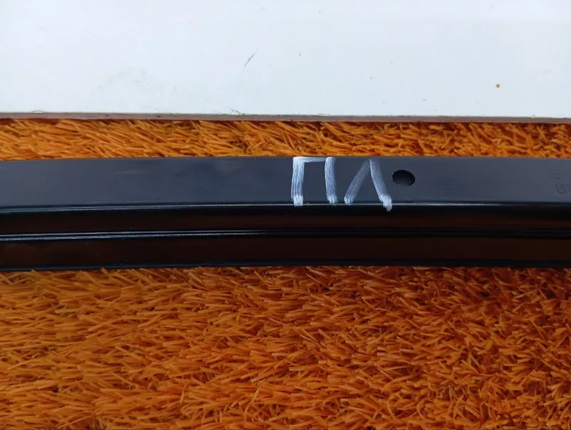 Направляющая стекла двери