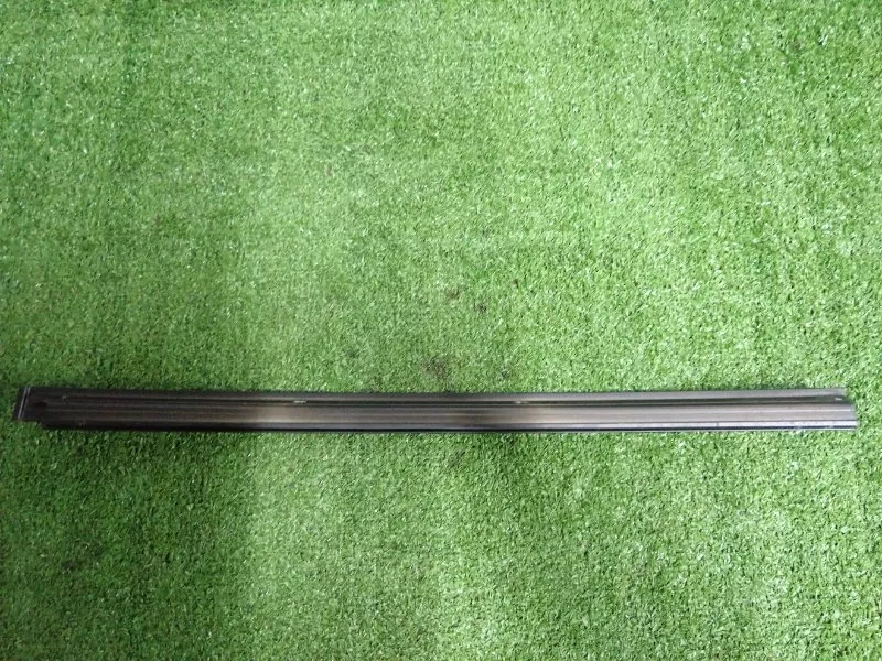 Направляющая стекла двери