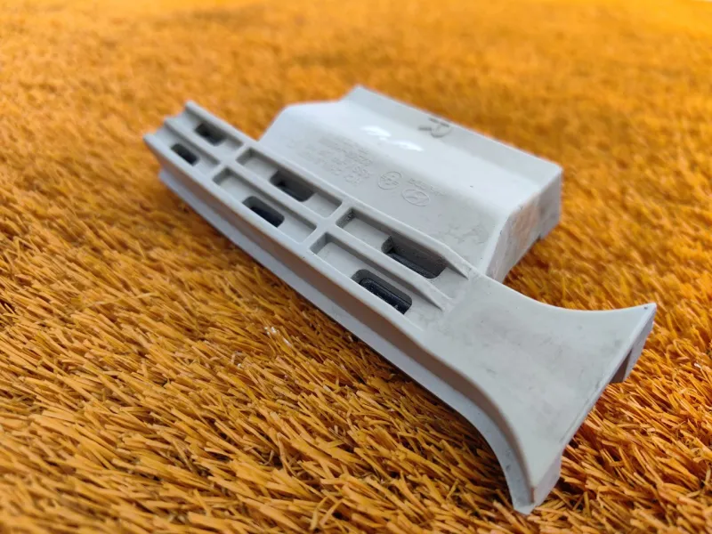 Направляющая стекла двери