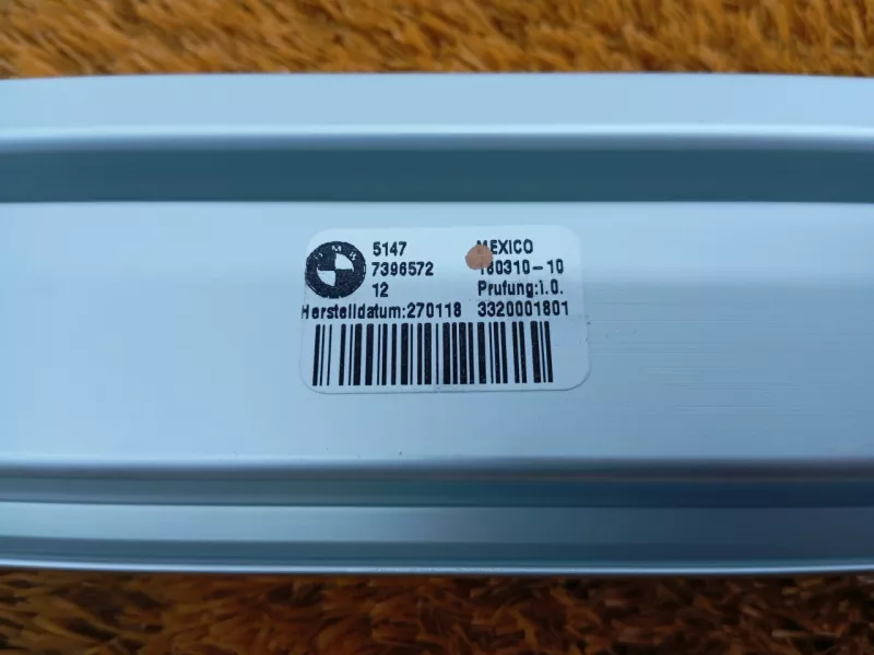 Направляющая шторки багажника