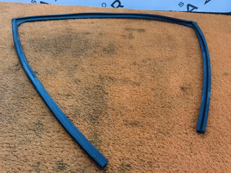 Уплотнитель стекла двери