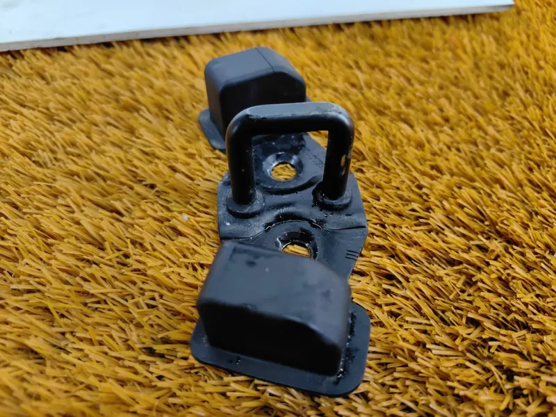 Ответная часть замка багажника