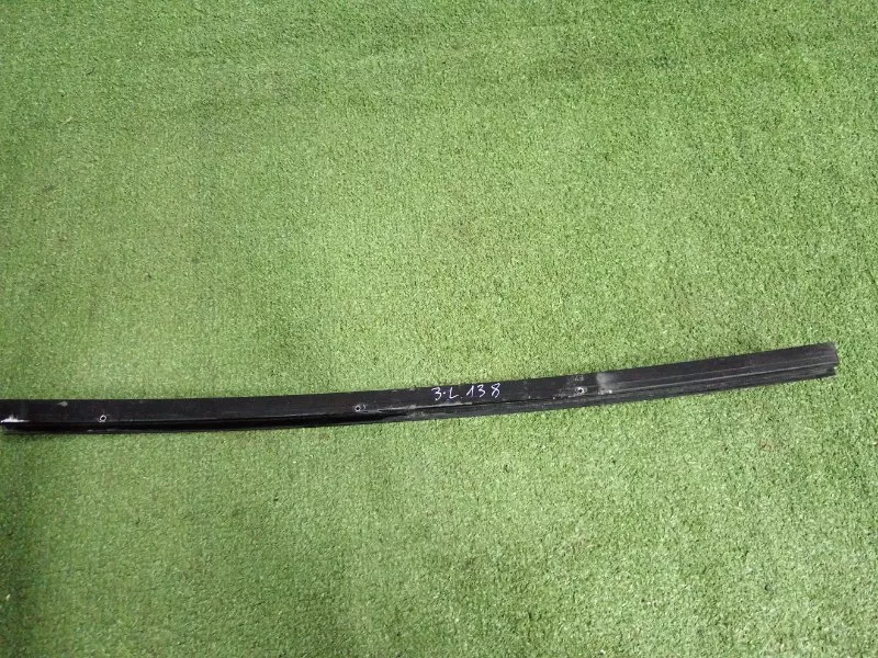 Направляющая стекла двери