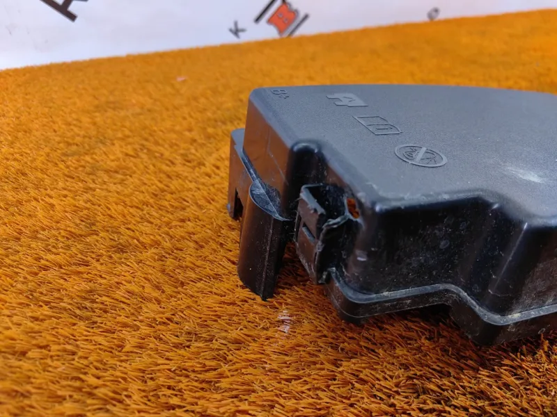 Крышка блока предохранителей