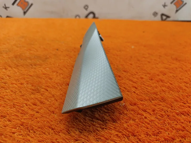 Декоративная накладка торпедо под дефлектор