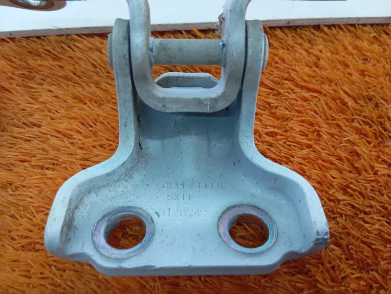 Петля двери