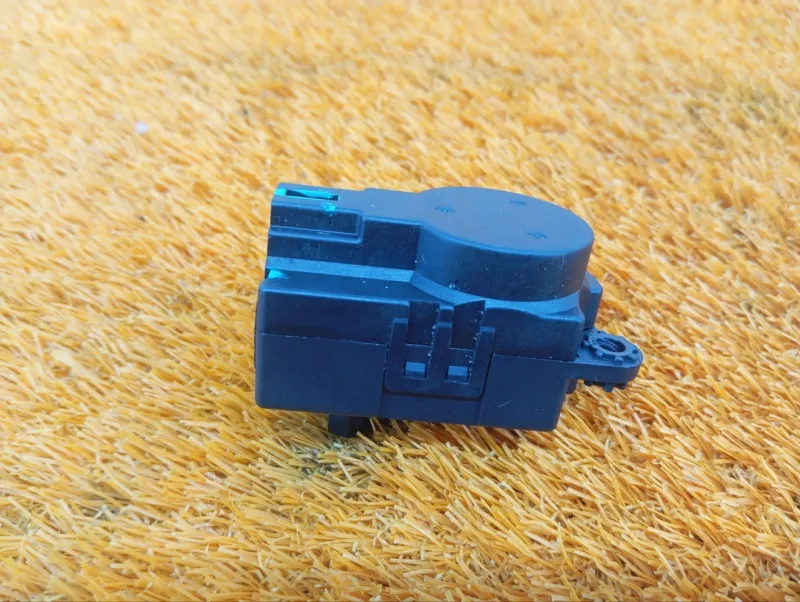 Сервопривод заслонок печки