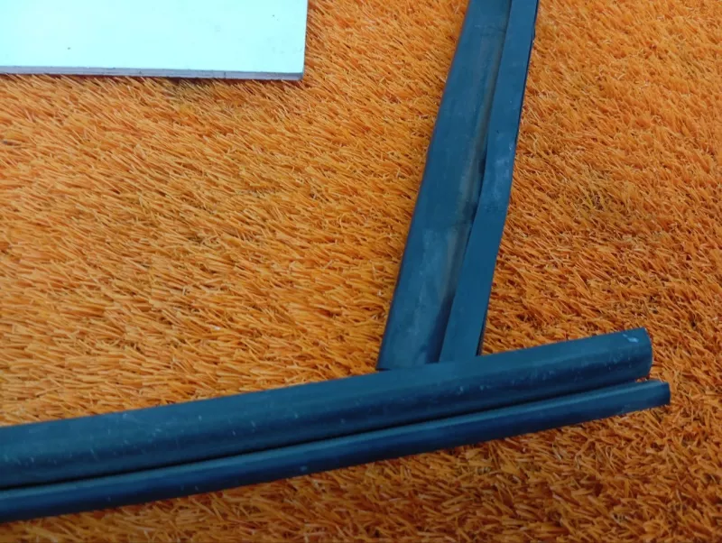 Уплотнитель стекла двери