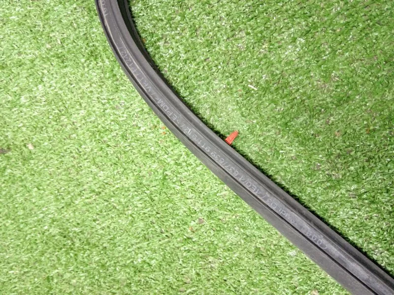 Уплотнительная резинка боковой двери