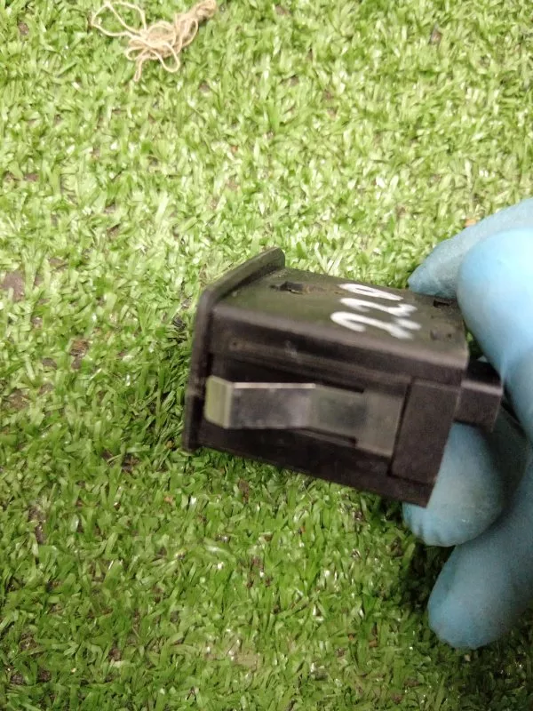 Кнопка стеклоподъемника