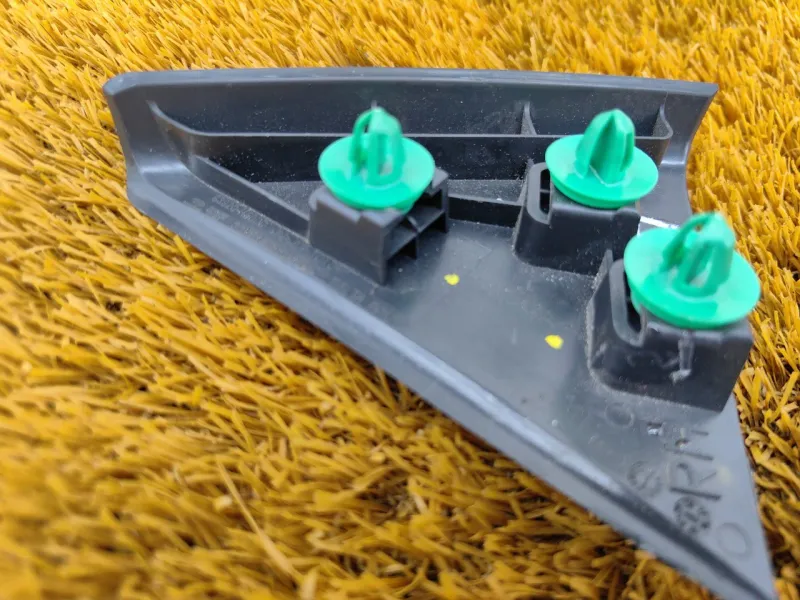 Уголок двери