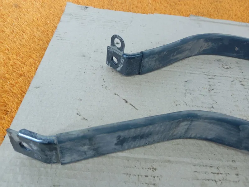 Крепление топливного бака