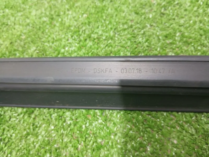 Уплотнитель стекла двери