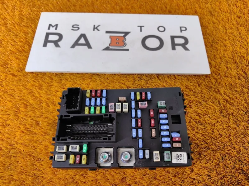 Блок предохранителей салонный