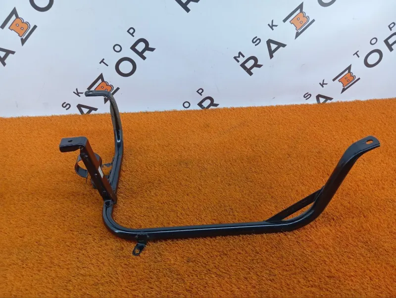 Крепление топливного бака